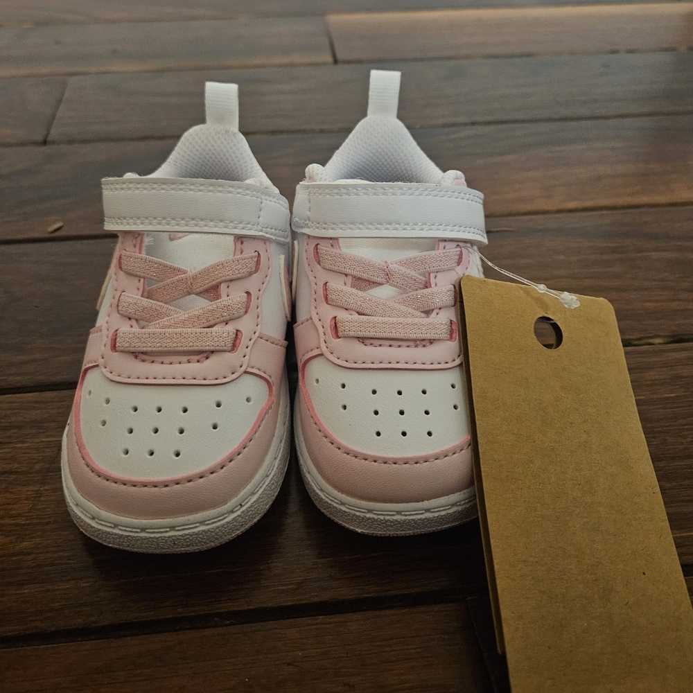 Brand New Girls Nike 4c